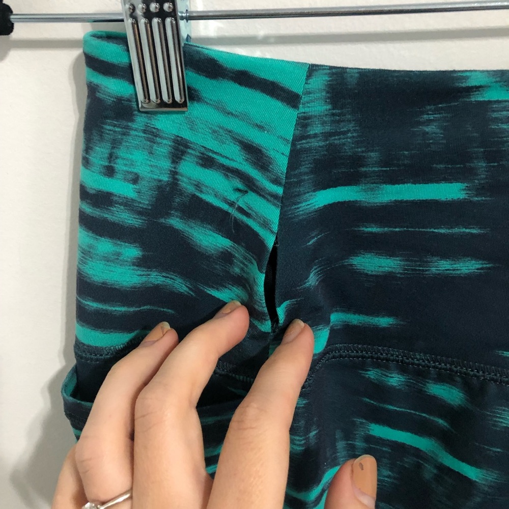 Medium High Rise Reebok Paint Crops - Picture 10 of 14